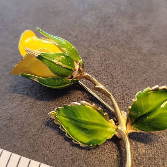 Signed Vintage Giovanni yellow rose with Gold accent flower brooch/pin - Picture 6 of 6